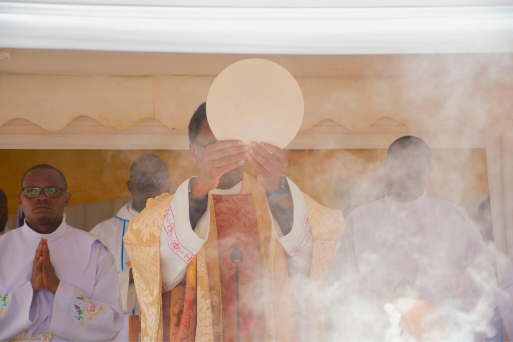 Holy Eucharist, Blessed Sacrament, Incense, Catholic church, consecration,